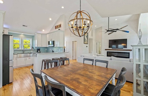 Duck House | Oceanside Duck Retreat w Pool, Spa, Mins to Beach!