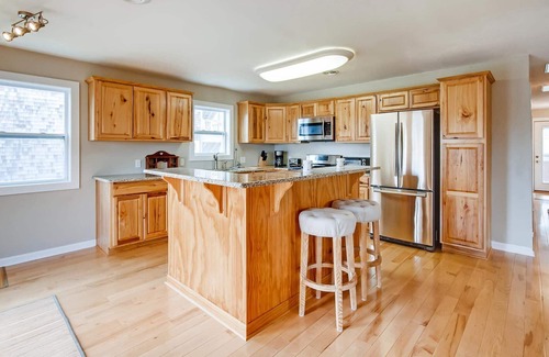 Salvo House | Oceanside Home in Salvo w/Hot Tub, Grill, and Screen Porch. Let Your Soulshine!