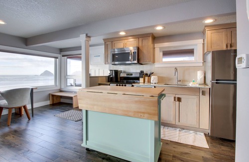 Oceanside Condo | Oceanside Inn 1: Oceanfront w/2 primary suites!