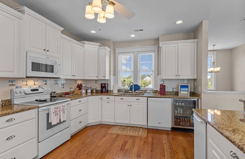 Emerald Isle House | Oceanside,private pool,golf cart,elevator,easy beach access,in Spinnaker's Reach