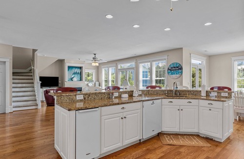 Emerald Isle House | Oceanside,private pool,golf cart,elevator,easy beach access,in Spinnaker's Reach