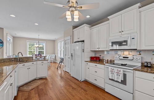 Emerald Isle House | Oceanside,private pool,golf cart,elevator,easy beach access,in Spinnaker's Reach