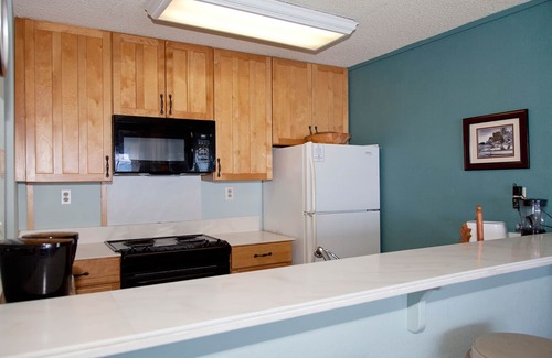 Historic Kailua Village Condo | Oceanview 1BR- Top Floor Elevator access - see video tour -WiFi and free calling