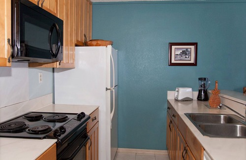 Historic Kailua Village Condo | Oceanview 1BR- Top Floor Elevator access - see video tour -WiFi and free calling