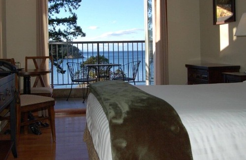 Mayne Island House | Oceanview Queen Bedroom - Mayne Island Resort