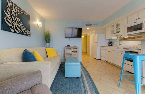 Hampton Apartment | Oceanview Retreat Sum