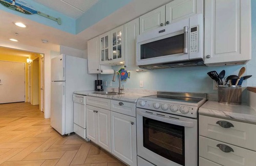 Hampton Apartment | Oceanview Retreat Sum