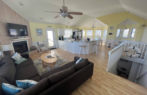 Corolla Cottage | OceanViews, 7 Bedroom ~ HotTub, Oceanside quiet neighborhood with community pool