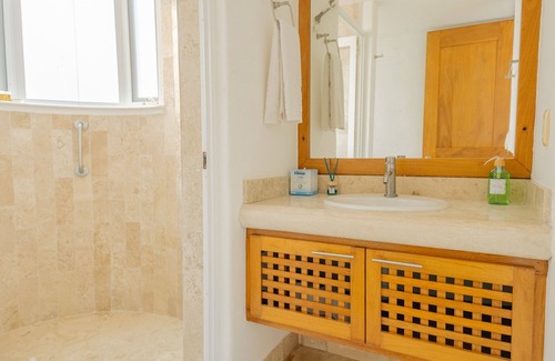 R Apartment | Oceaview Apartment M202