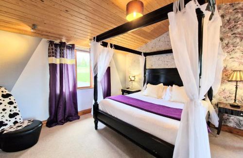 Kelty Ski Chalet | Ochil 8 with Private Hot Tub - Fife - Loch Leven - Lomond Hills