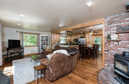 Shaver Lake House | Ockenden Ranch, Shaver Lake.3 Bed, 2 Bath, LOFT/Game area. Sleeps 8(1850 sqft.)