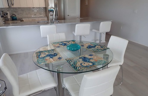 Redington Shores Condo | Oct 30-Nov 3 wknd Avail! BEACHFRONT CORNER 2/2 w/Jacuzzi and Electric FP!
