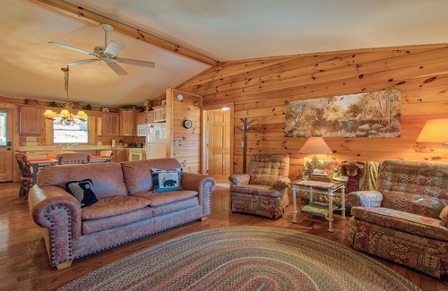 Maggie Valley Cabin | OCT SPECIALS 1-4/12-14/18-21 Mt Views Attached Garage, Flat Parking, Pet Fee.