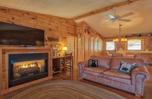 Maggie Valley Cabin | OCT SPECIALS 1-4/12-14/18-21 Mt Views Attached Garage, Flat Parking, Pet Fee.
