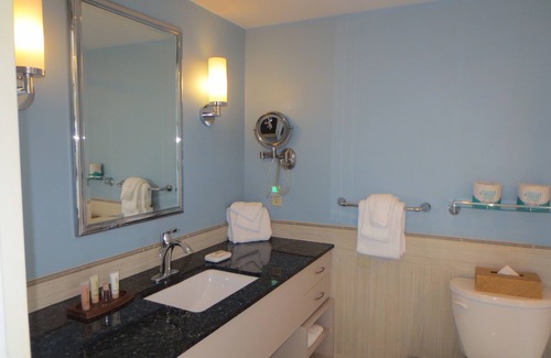 The Point Resort | October Newport Inn on Long Wharf, Waterfront Unit