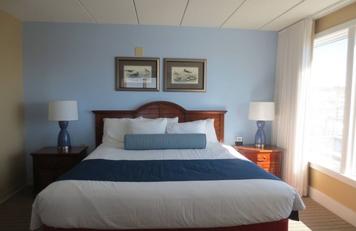 The Point Resort | October Newport Inn on Long Wharf, Waterfront Unit