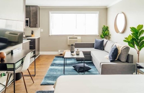Lake View East House | OD5 Fully Furnished Studio + WiFi Amazing Deal!