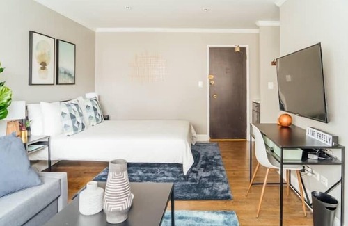 Lake View East House | OD5 Fully Furnished Studio + WiFi Amazing Deal!