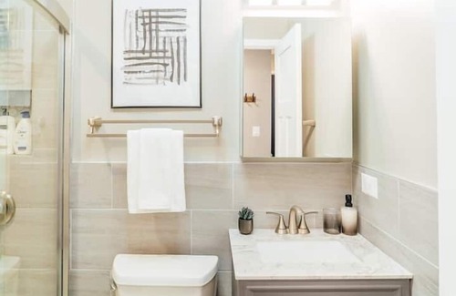 Lake View East House | OD5 Fully Furnished Studio + WiFi Amazing Deal!