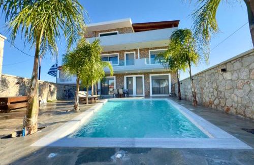 Petaloudes Apartment | Odyssea Seaside Apartment with Sea View and Pool