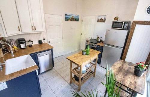 Rio Grande House | 💙 of City | Easy parking | Private yard + King Bed 💙