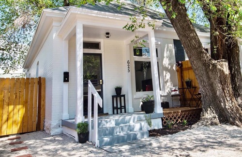 Rio Grande House | 💙 of City | Easy parking | Private yard + King Bed 💙