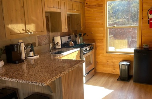 Hildale Cabin | Off-Grid Cabin, hiking trails nearby and minutes away from a local brewery!n