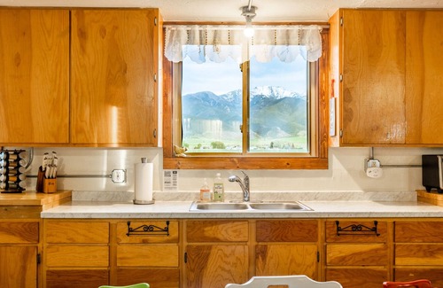 Whitehall Other | Off-grid farm stay with million-dollar mountain views!