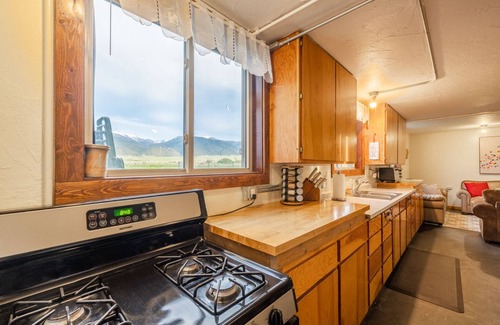 Whitehall Other | Off-grid farm stay with million-dollar mountain views!