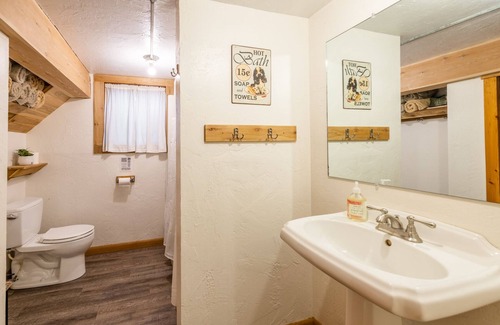 Whitehall Other | Off-grid farm stay with million-dollar mountain views!