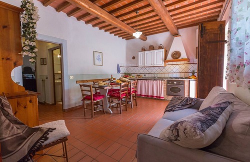 Peccioli Apartment | Offer ! Holidays, apartment (Rosa 4 + 2) Area Volterra, San Gimignano and Pisa