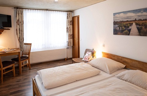 Monschau Hotel | Offer `stay 4 pay 3'in double. Shower / WC - Hotel Royal