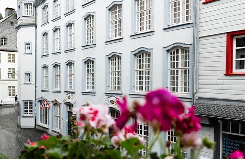 Monschau Hotel | Offer `stay 4 pay 3'in double. Shower / WC - Hotel Royal