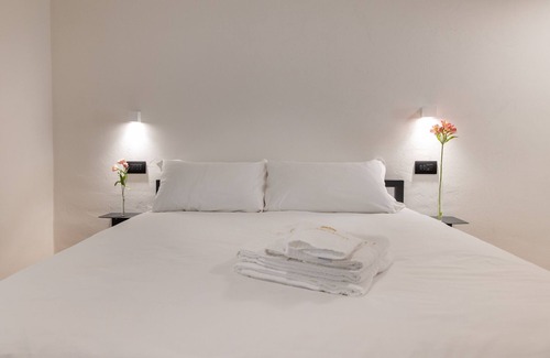 Fermo Bed & Breakfast | OGNISSANTI SUITES - SIBILLA SUITE, suite with a double-bed and private bathroom