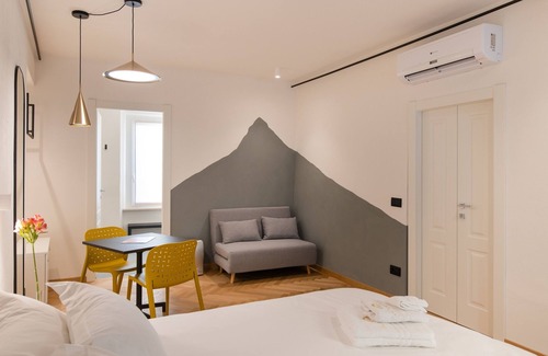 Fermo Bed & Breakfast | OGNISSANTI SUITES - SIBILLA SUITE, suite with a double-bed and private bathroom