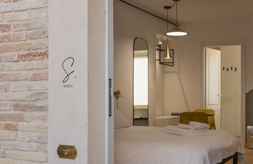 Fermo Bed & Breakfast | OGNISSANTI SUITES - SIBILLA SUITE, suite with a double-bed and private bathroom