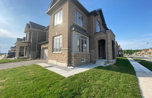 Brampton House | Oh Canada! Home Away from Home! Every Moment Comfortable and Enjoyable Stay!