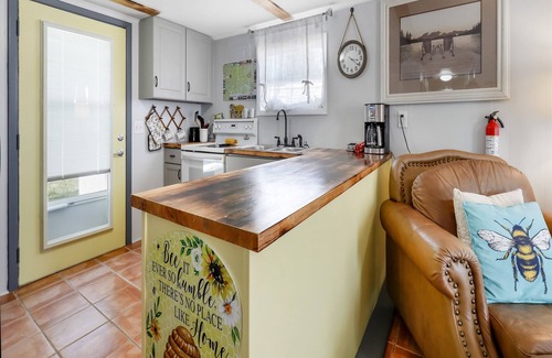 Ocean Isle Beach House | OIBee Hive - Cute 1970s Beach Cottage 2mi to Beach