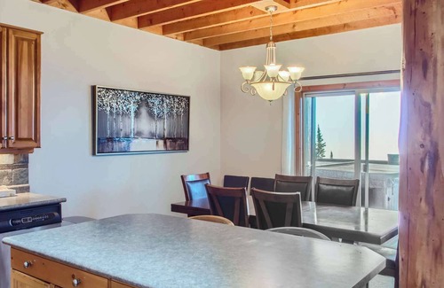 Big White Ski Resort Condo | Okanagan - Snowy Creek 8