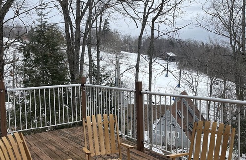 Ludlow House | Okemo Family Ski House - Sleeps 13 - Walk to Sachem trail - 100 yds