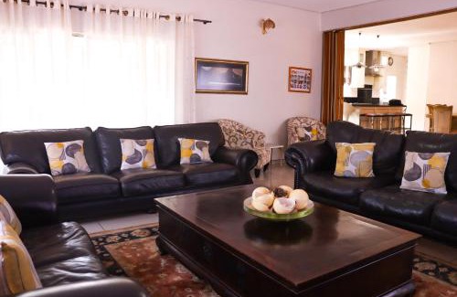 Emalahleni House | Okuhlekwethu Guesthouse
