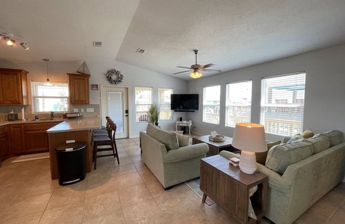 Port Bolivar House | Ola Del Mar-Beach Access-0.3 miles from beach-sleeps 6-relaxing bungalow