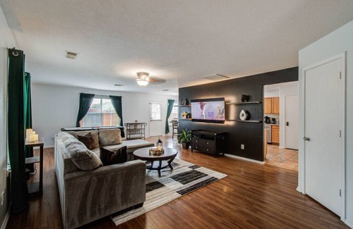 Houston Apartment | Oland -FUN Getaway: 4BR, King Suite, Arcade, 2 SmartTVs