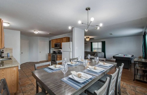 Houston Apartment | Oland -FUN Getaway: 4BR, King Suite, Arcade, 2 SmartTVs