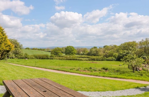 Blaisdon Cottage | OLD APPLE STORE, with a garden in Newent