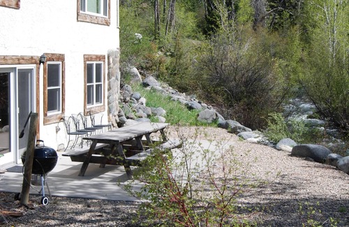 Pray House | Old Chico Cottage, Creekside and Hot Water Springs