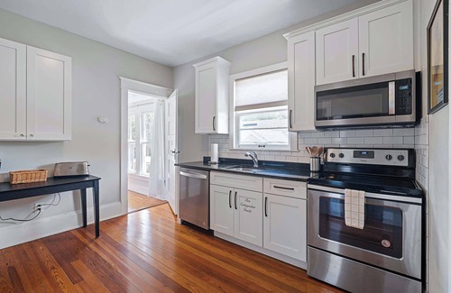 Downtown Historic District Apartment | Old City Hideout l Historic l Walk to St George