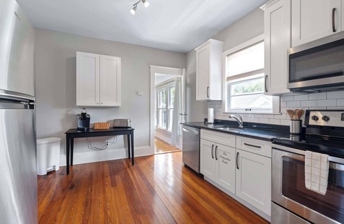 Downtown Historic District Apartment | Old City Hideout l Historic l Walk to St George