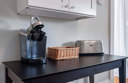 Downtown Historic District Apartment | Old City Hideout l Historic l Walk to St George
