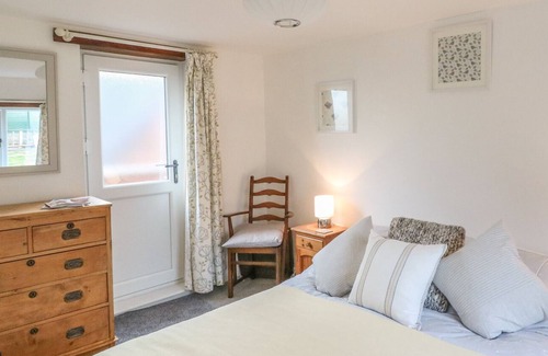 Ashbourne Cottage | OLD END COTTAGE, romantic, with a garden in Ashbourne